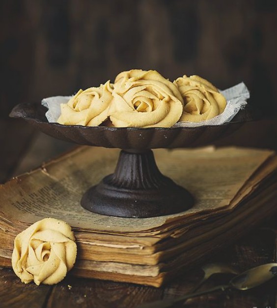Rose di pasta frolla con beccucci