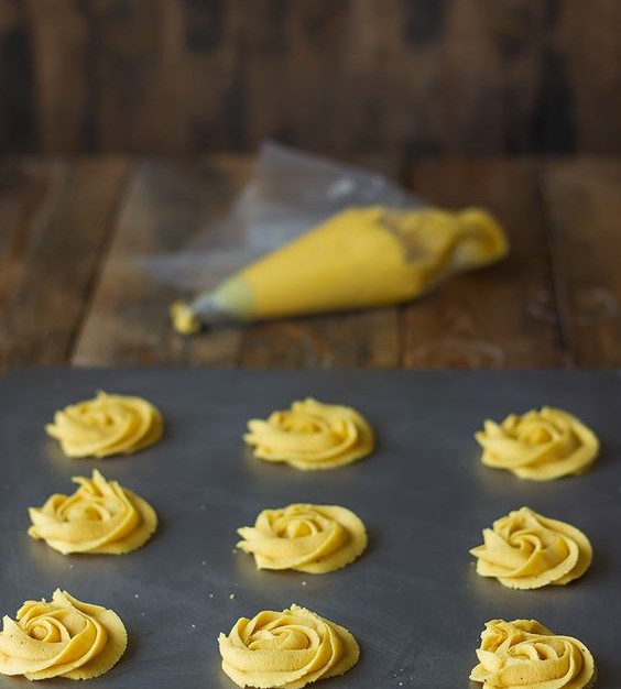 Rose di pasta frolla con beccucci